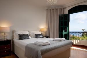 En eller flere senge i et værelse på Gem of a House by Madeira Sun Travel