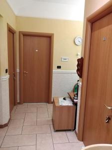 un corridoio con due porte e una scatola sul pavimento di Appartamento Privato Simone a Roma