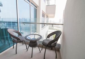 Balcony o terrace sa In Healthcare City, Newly Furnished, 1BR Azizi Aliyah