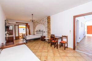 Zimmer mit einem Bett, einem Tisch und Stühlen in der Unterkunft Summer Dream II in Agia Anna