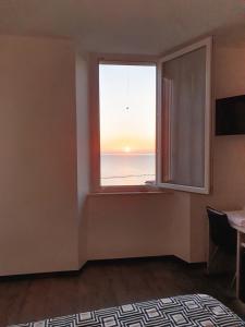 a room with a bed and a window at B&B Porta Marina in Grottammare