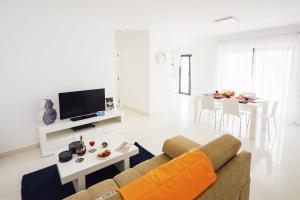 een woonkamer met een bank en een tafel bij Janelas de Salir- Holiday Apartments - By SCH in Salir de Porto