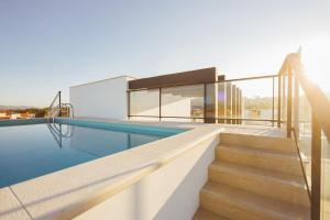 een zwembad op het dak van een huis bij Janelas de Salir - By SCH in Salir de Porto