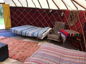 מיטה או מיטות בחדר ב-Inch Hideaway Eco Camping