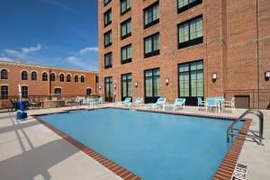 una gran piscina frente a un edificio en Holiday Inn Express Pensacola Downtown, an IHG Hotel, en Pensacola