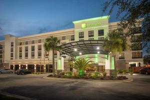 um edifício com um parque de estacionamento em frente em Holiday Inn Pensacola - University Area, an IHG Hotel em Pensacola