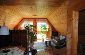 a living room with a wooden ceiling at Ferienanlage Doll in Neuendorf A