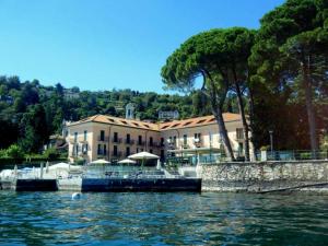duży budynek na brzegu wody w obiekcie Brand new and elegant residence on Lake Maggiore w mieście Meina