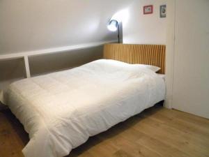 A bed or beds in a room at Apartment Lille - Proche métro - Stationnement gratuit