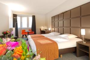 um quarto com uma cama grande e uma grande cabeceira. em Hotel Adagio em Knokke-Heist