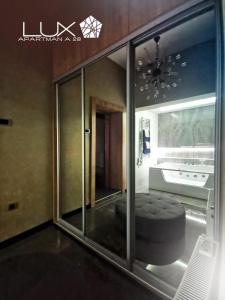 諾維薩德的住宿－Lux A28，一间设有大玻璃窗和凳子的房间