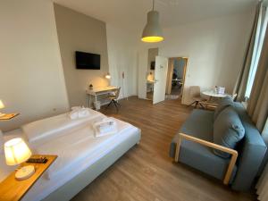 Habitación de hotel con cama y sofá en Boardinghouse Flensburg - by Zimmer FREI! Holidays, en Flensburg