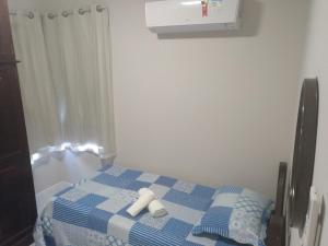 1 dormitorio pequeño con 1 cama con 2 toallas en Meia Praia com 3 Quartos com Wifi e Ar - Beira Mar, en Itapema