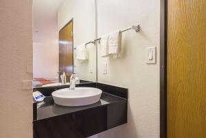 Koupelna v ubytování Motel 6 Dallas – Irving DFW Airport South