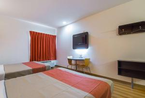TV a/nebo společenská místnost v ubytování Motel 6 Dallas – Irving DFW Airport South
