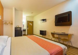 Un pat sau paturi într-o cameră la Motel 6 Dallas – Irving DFW Airport South