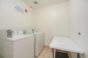 Kuchyň nebo kuchyňský kout v ubytování Motel 6 Dallas – Irving DFW Airport South