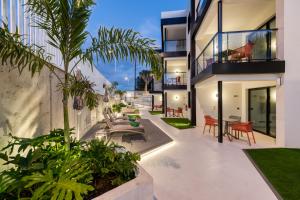 een balkon met uitzicht op een huis bij B SLOW San Agustin Condor in San Agustin