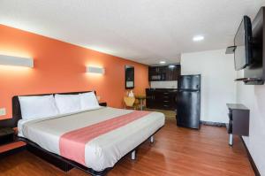 Katil atau katil-katil dalam bilik di Motel 6-Troutville, VA