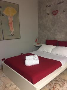 a bed with two towels sitting on top of it at Residenza Alla Piazzetta in Verona