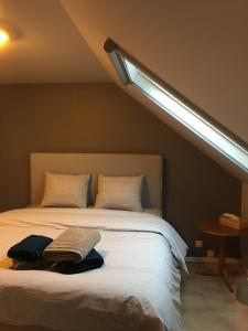 A bed or beds in a room at B&B De Notelaar
