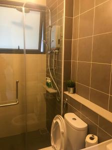 een badkamer met een douche, een toilet en een wastafel bij Zayah Homestudio near Bukit Jalil / Mines in Seri Kembangan