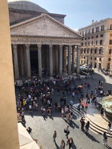 um grupo de pessoas em pé em frente a um edifício em The Pantheon Eyes em Roma