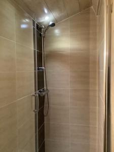um chuveiro com uma porta de vidro na casa de banho em Belge ' Attitude Gîte 2 chambres em Commequiers