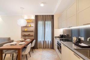 Кухня или мини-кухня в Villa Artemys - Five Stars Holiday House
