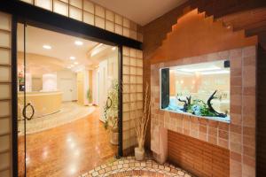 baño con pecera en la pared en Ristorante Hotel Lucia - 100 mt dal mare, en Giulianova