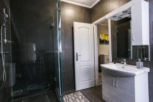 Koupelna v ubytování GÁRDI APARTMAN