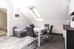 TV a/nebo společenská místnost v ubytování GÁRDI APARTMAN