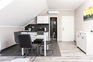 Kuchyň nebo kuchyňský kout v ubytování GÁRDI APARTMAN
