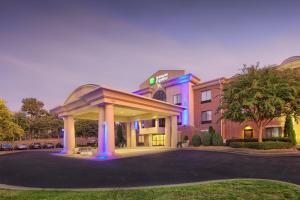 un hotel con un mirador frente a un edificio en Holiday Inn Express Hotel & Suites Wake Forest - Raleigh North by IHG, en Wake Forest