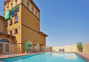 un hotel con piscina frente a un edificio en Holiday Inn Express Hotel & Suites Willows, an IHG Hotel, en Willows