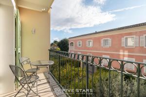 Балкон или терраса в Villa Artemys - Five Stars Holiday House