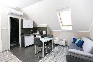 Kuchyň nebo kuchyňský kout v ubytování GÁRDI APARTMAN