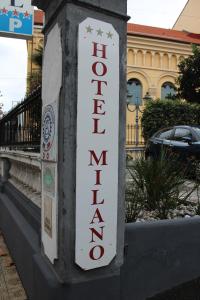 un panneau indiquant hotelmite sur le côté d'un bâtiment dans l'établissement Hotel Milano, à Sanremo