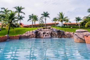 um escorrega num resort com cascata em Hotel Thermas Bonsucesso em Jataí