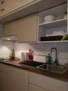 Una cocina o zona de cocina en Eureka Apartment with Free WiFi