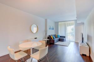 ein Wohnzimmer mit einem Tisch und einem Sofa in der Unterkunft Apartment In Casa Costa Condo!beach Pass Included in Boynton Beach