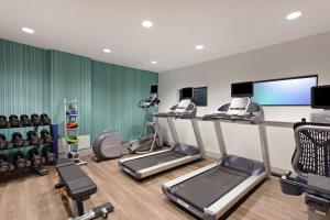 The fitness centre and/or fitness facilities at Holiday Inn Express West Los Angeles, an IHG Hotel