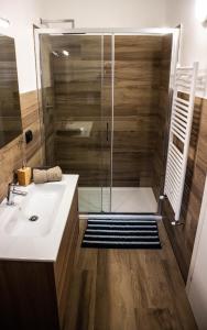 un baño con ducha y lavabo en La Casa dei Nonni, en Trani 6 fotos más