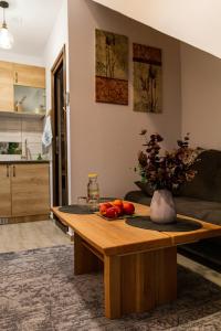 a living room with a table with fruit on it at Studio Aries Postavarului in Braşov