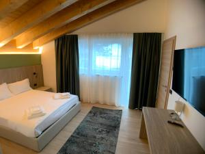 Un pat sau paturi într-o cameră la Appartamenti Passuello Padola - Verde
