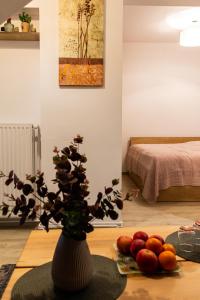 a room with a vase with fruit on a table at Studio Aries Postavarului in Braşov