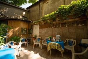 un patio con sillas y una mesa con mantel azul en SUNSHINE HOSTEL en Roma