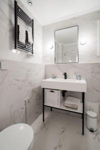 巴黎的住宿－SUITE DESNOS : au cœur de la Rive Gauche, neuf, design, 2 personnes，白色的浴室设有水槽和镜子