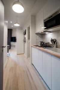 巴黎的住宿－SUITE DESNOS : au cœur de la Rive Gauche, neuf, design, 2 personnes，厨房配有白色橱柜和台面