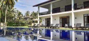 本托塔的住宿－Nil Menik Villa，房屋旁带游泳池的房子